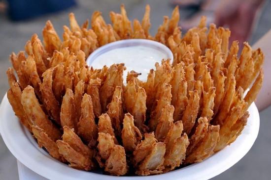 Làm hoa hành tây đẹp mắt bằng nồi chiên không dầu