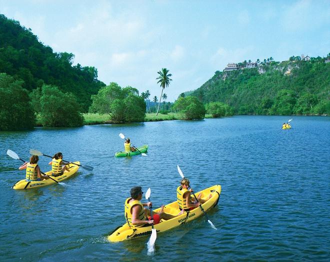 Những hoạt động vui chơi, giải trí thú vị ở đây có thể kể đến chèo thuyền, cưỡi ngựa, và săn bắn.