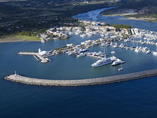 Casa de Campo rộng đến hơn 2.800 ha. Bến đỗ du thuyền tại đây có sức chứa khoảng 300 chiếc.