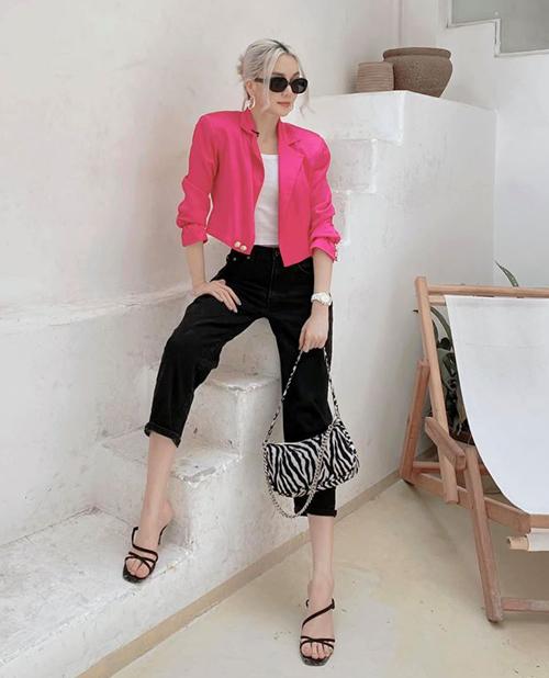 Tông hot pink như Thiều Bảo Trang đang mặc gần đây được nhiều ngôi sao yêu thích. Gam màu nổi bật này rất hợp với làn da trắng, vẻ đẹp cá tính của nữ ca sĩ.