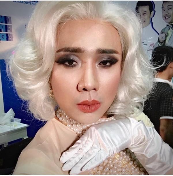 Mở đầu tin sao Việt là hình ảnh Trấn Thành giả gái lòe loẹt khiến nhiều người hoảng hốt. Anh viết kèm: "Chúc chị em phụ nữ một ngày được nâng niu, yêu thương và chiều chuộng hết mình. Hôm nay 8/3 tranh thủ chảnh đi. Mai 9/3 thương đàn ông tụi tui lại như cũ nghe hông".