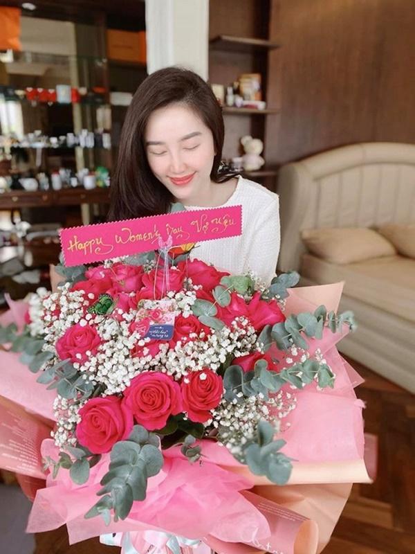 Bảo Thy bất ngờ khi được ông xã tặng bó hoa "siêu to khổng lồ".