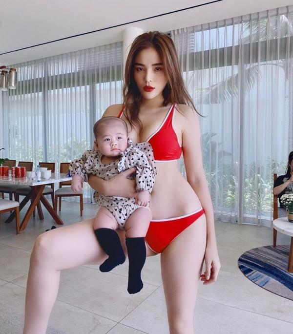 Chia sẻ ảnh mặc bikini đỏ rực và ôm em bé, Kỳ Duyên gửi lời: "Chúc chị em ngày 8/3 sức khỏe, xinh đẹp, bản lĩnh, vững tay chèo".