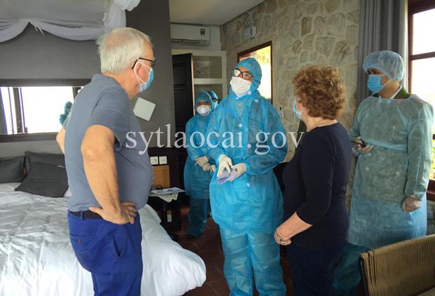 Lào Cai cách ly thêm 4 du khách người Anh đi trên chuyến bay VN0054 từ London về Nội Bài-1