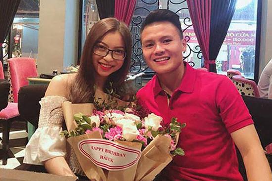 Đúng 8/3, Quang Hải chơi lớn công khai nói lời yêu thương với Nhật Lê