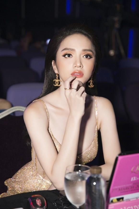 Hương Giang nóng bỏng làm lu mờ Hoa hậu Chuyển giới Quốc tế 2019 khi cùng song ca-1