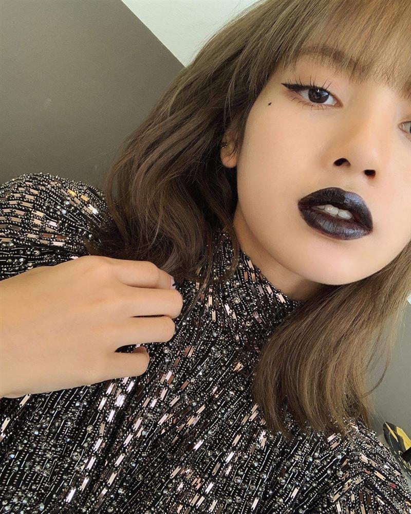 Lisa, HyunA đánh môi thâm vẫn được khen xinh đẹp-1