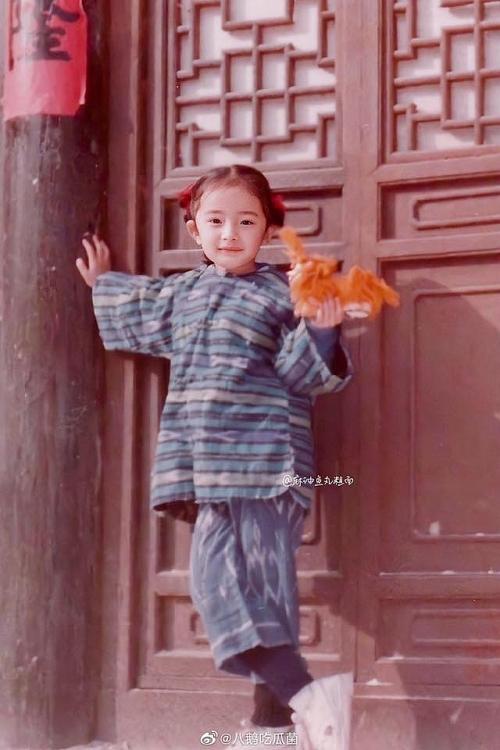 Ảnh thời thơ ấu của Dương Mịch được hé lộ, xứng danh mỹ nhân đẹp từ trong trứng khiến Cnet phải xuýt xoa-3