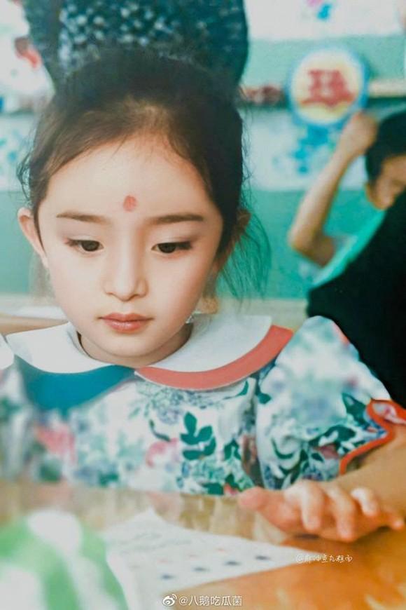 Ảnh thời thơ ấu của Dương Mịch được hé lộ, xứng danh mỹ nhân đẹp từ trong trứng khiến Cnet phải xuýt xoa-7