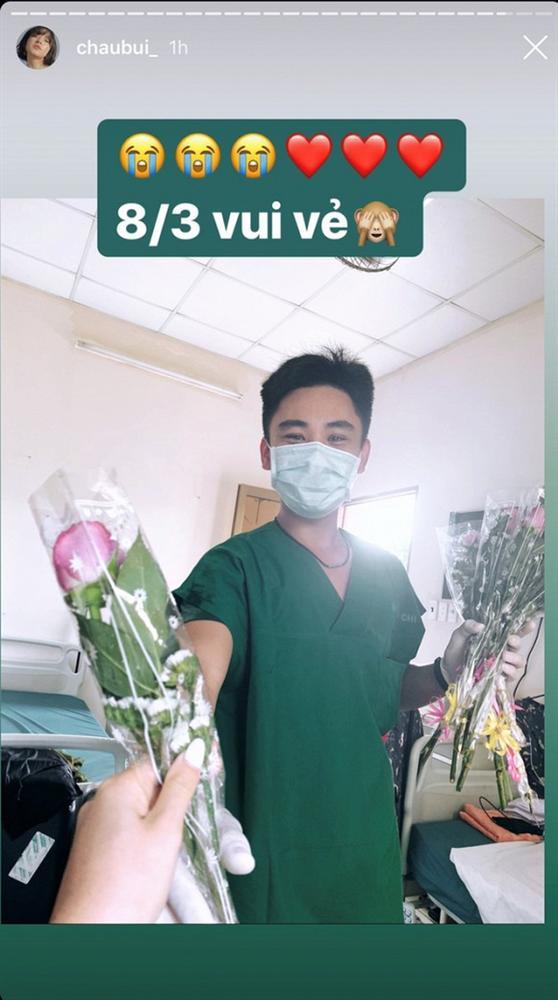 Đã lùng ra info trai đẹp 2 lần tặng hoa Châu Bùi ngày 8/3, tháo khẩu trang nhìn cute lắm nhé-1