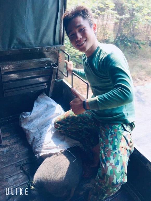 Đã lùng ra info trai đẹp 2 lần tặng hoa Châu Bùi ngày 8/3, tháo khẩu trang nhìn cute lắm nhé-4