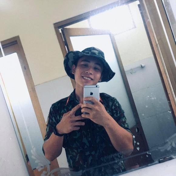 Đã lùng ra info trai đẹp 2 lần tặng hoa Châu Bùi ngày 8/3, tháo khẩu trang nhìn cute lắm nhé-3