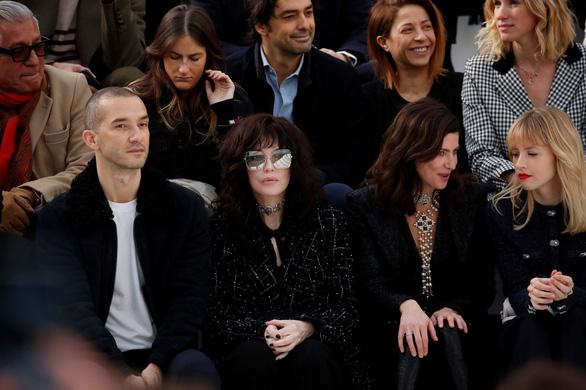 Chị ruột ca số 17 cũng dương tính với virus corona, đã dự show thời trang ở Pháp, Italy-1