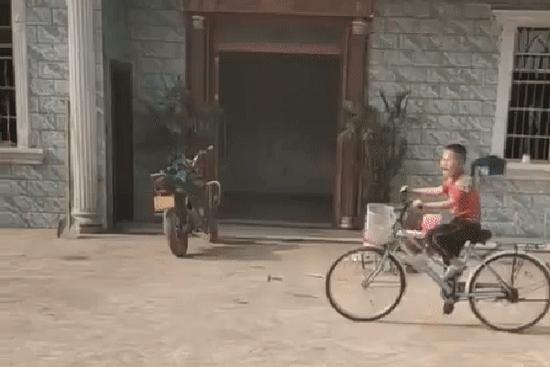 Tập đi xe đạp thành công nhưng lại không biết cách dừng, cậu bé tiểu học khóc thảm thiết mà ai cũng phì cười