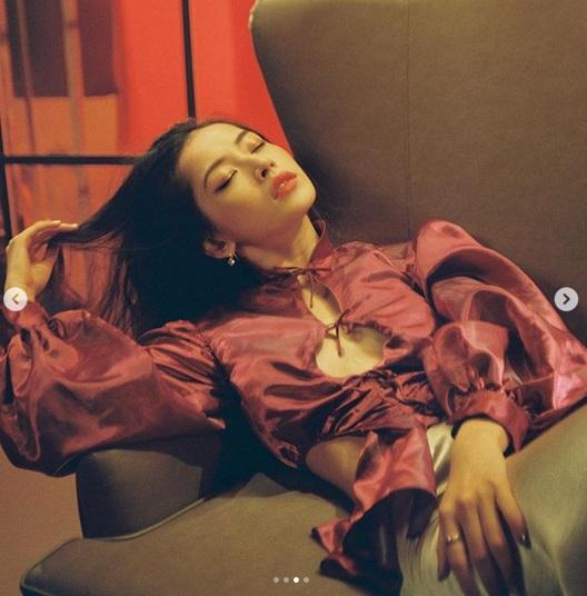 Cùng diện 1 chiếc áo khoét ngực: Chi Pu được ví như ảnh mạng - Ngọc Trinh thành thảm họa online-7