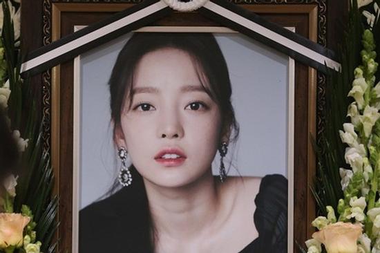 Người mẹ bỏ rơi Goo Hara đòi hưởng 50% tài sản sau khi con gái tự sát