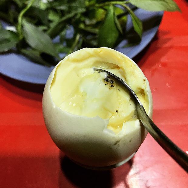 Ngoài trứng vịt lộn, Việt Nam còn có 2 món trứng khác khiến du khách nước ngoài sợ xanh mặt khi thưởng thức vì mùi vị khó ngửi-2