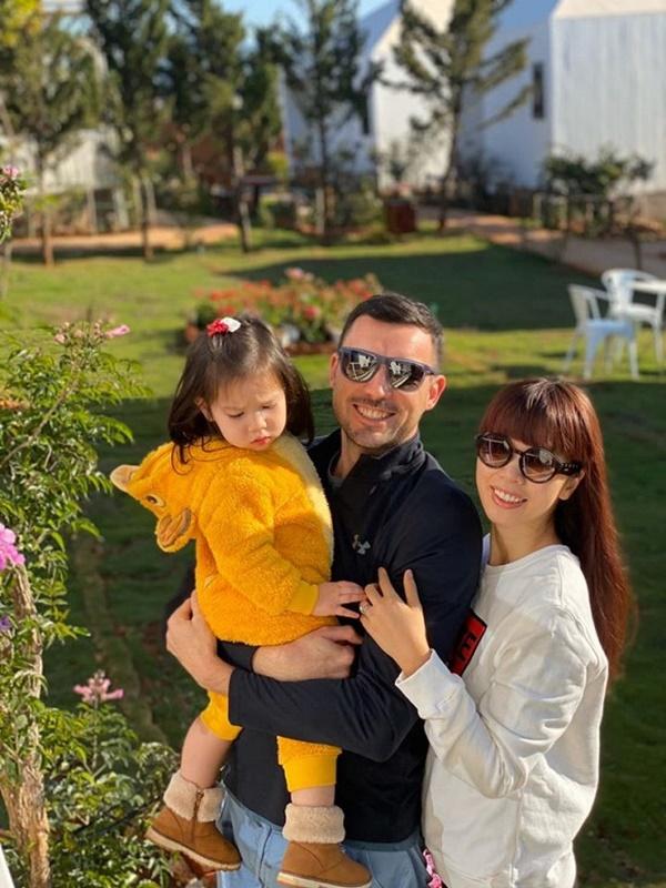 Hà Anh cùng chồng con đi du lịch mùa dịch bệnh, góp mặt trong tin sao Việt.