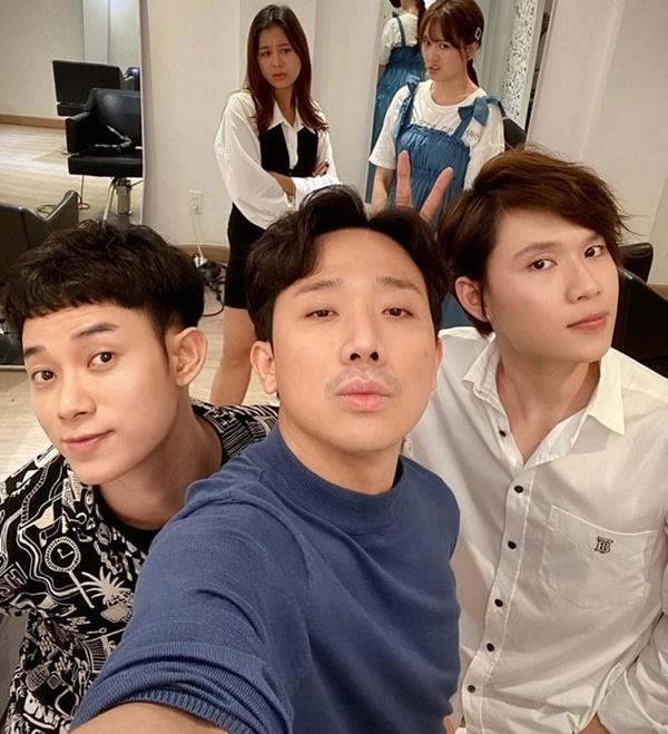 Trần Thành đăng ảnh "cà khịa" hội chị em phía sau: "Tụi tui đẹp quá có lẽ mấy cổ không vui".