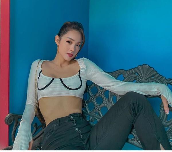 Minh Hằng đi chơi với trang phục khoe eo thon cùng vòng 1 căng đầy.