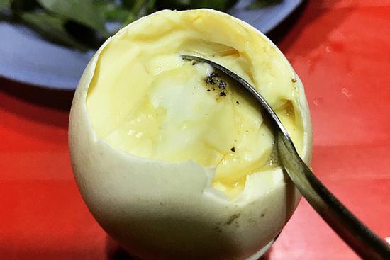 Ngoài trứng vịt lộn, Việt Nam còn có 2 món trứng khác khiến du khách nước ngoài 'sợ xanh mặt' khi thưởng thức vì mùi vị khó ngửi