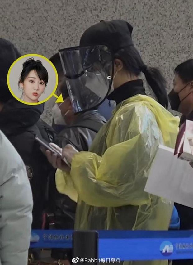 Chẳng cần giữ gìn hình ảnh nghệ sĩ, Dương Tử diện áo mưa, đeo mặt nạ kín mít chống virus corona-1