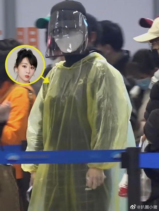 Chẳng cần giữ gìn hình ảnh nghệ sĩ, Dương Tử diện áo mưa, đeo mặt nạ kín mít chống virus corona-2