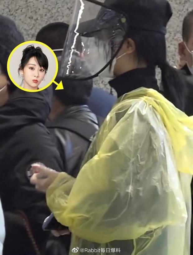 Chẳng cần giữ gìn hình ảnh nghệ sĩ, Dương Tử diện áo mưa, đeo mặt nạ kín mít chống virus corona-3