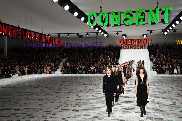 Brooklyn Beckham, Rose Black Pink xem show thời trang cùng chị gái bệnh nhân Covid thứ 17-2