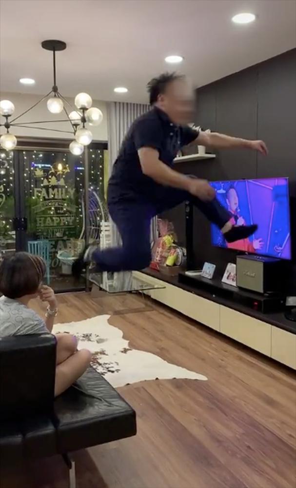 Đang nhảy nhót làm vợ vui, anh chồng tá hỏa vì lộ khoản quỹ đen khủng-1