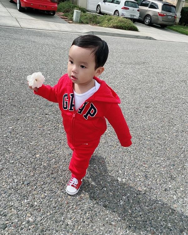 Quý tử Maximus nhà Phạm Hương xuống phố sành điệu. Có thể thấy nhóc tỳ 1 tuổi rất được mẹ chăm chút về phong cách thời trang.