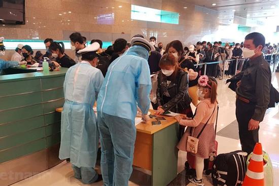 Rà soát camera kiểm tra quy trình phục vụ chuyến bay có nhiễm COVID-19