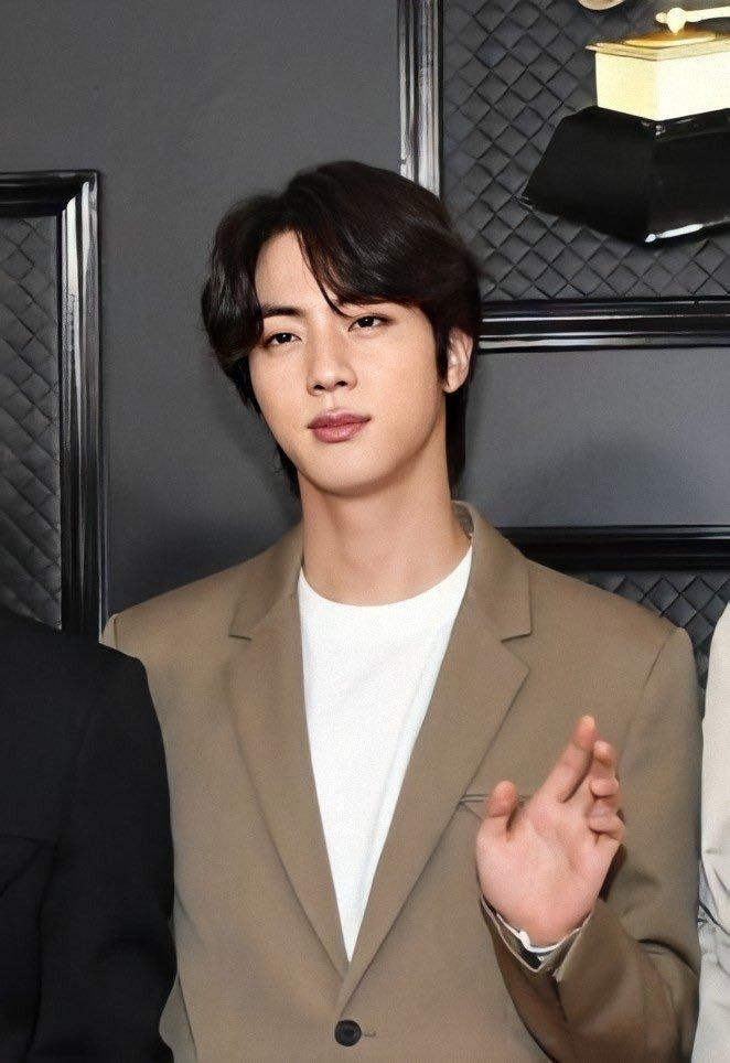 BTS Jin dùng thẻ đen siêu quyền lực, Young & Rich ngoài đời là đây chứ đâu!-4