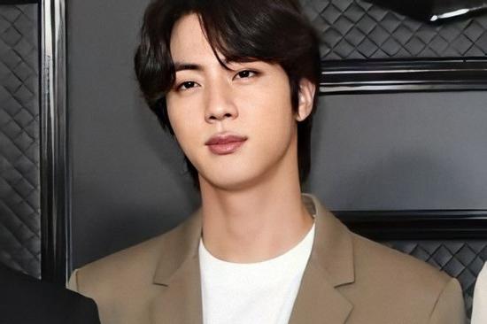 BTS Jin dùng thẻ đen siêu quyền lực, 