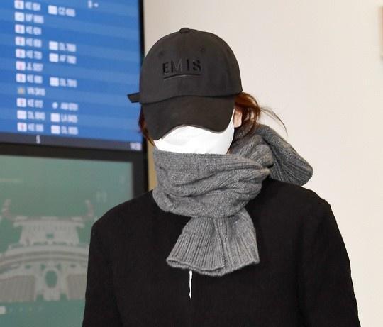 Selena Gomez, Song Hye Kyo đã mặc đồ thế nào để phòng dịch Covid-19?-1