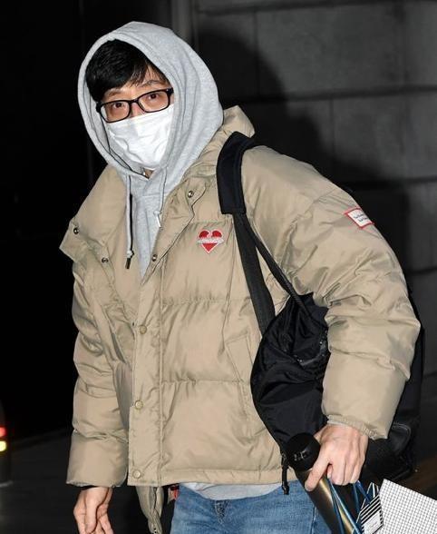 Selena Gomez, Song Hye Kyo đã mặc đồ thế nào để phòng dịch Covid-19?-2