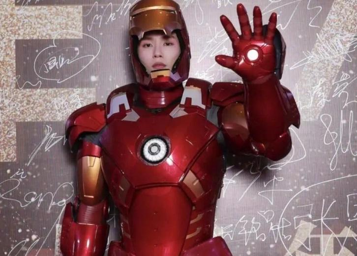 Lý Vấn Hàn đã chi một số tiền không nhỏ để thiết kế bộ áo giáp của Iron Man. Tuy nhiên nó cũng kéo đến bất tiện rằng anh khó mà đi lại được bình thường.