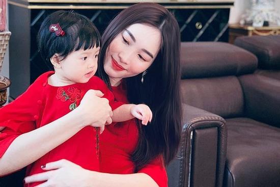 Hoa hậu Đặng Thu Thảo đăng clip cận mặt con gái