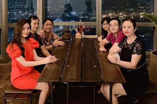 Cho cả nhà 'lên sóng', ai cũng xuýt xoa trước ngoại hình từng thành viên trong gia đình Midu