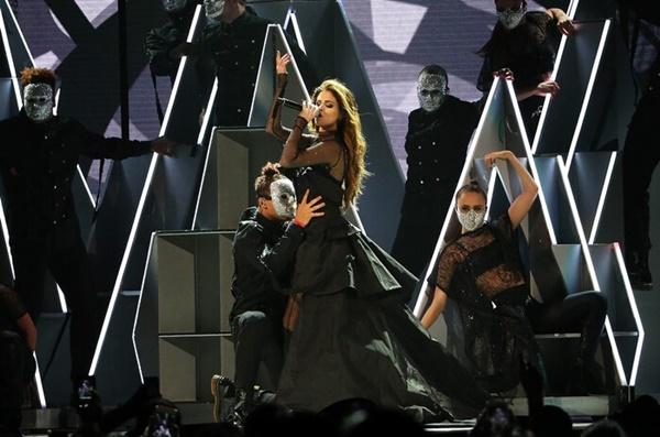 Bị chê bai giọng hát kém nội lực, diva thở Selena Gomez lên tiếng đáp trả-1