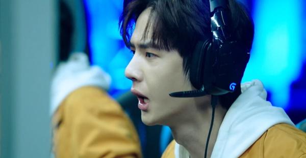 Vương Nhất Bác hóa game thủ đẹp trai đến rụng tim trong phim Cùng em đi đến đỉnh vinh quang-4