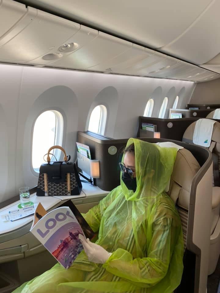 Quế Vân mặc áo mưa lên máy bay, chấp nhận bị chê điên giữa dịch Covid-19-1