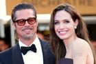 Angelina Jolie và Brad Pitt cùng chăm con sau phẫu thuật