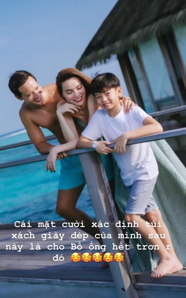 Mở đầu tin sao Việt là hình ảnh Hồ Ngọc Hà chụp cùng Kim Lý và Subeo. Đặc biệt, dòng chia sẻ của Hà Hồ khiến nhiều người phải chú ý: "Cái mặt cười xác định túi xách, giày dép của mình sau này là cho bồ ổng hết trơn rồi đó".