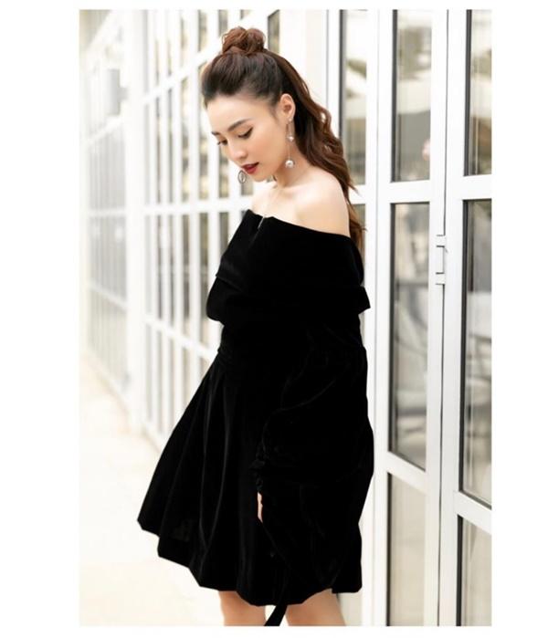 Ninh Dương Lan Ngọc khoe vai trần nõn nà và viết: "Ai rớt gì nè... không lấy Ngọc lấy nha...".