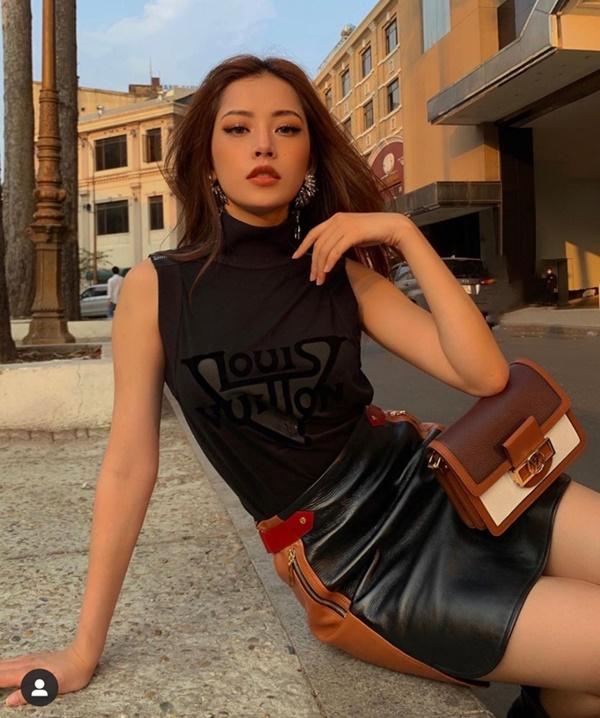 Chi Pu khiến nhiều người ngưỡng mộ vì ở bất cứ đâu cũng có thể tạo dáng như chụp tạp chí.