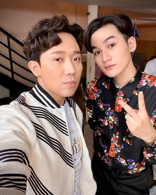 Ali Hoàng Dương chia sẻ hình ảnh đi quay cùng đàn anh Trấn Thành. Họ chơi rất thân ngoài đời.