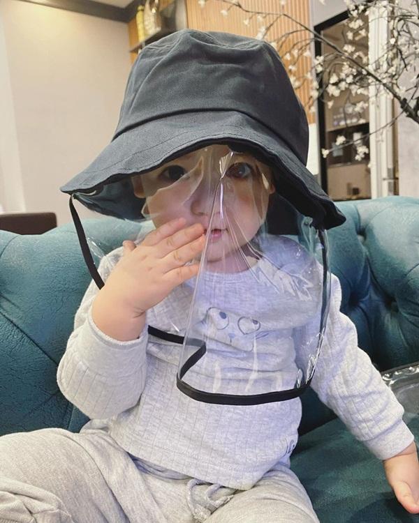 Phong cách chống dịch bệnh đáng yêu của quý tử nhà Á hậu Tú Anh.
