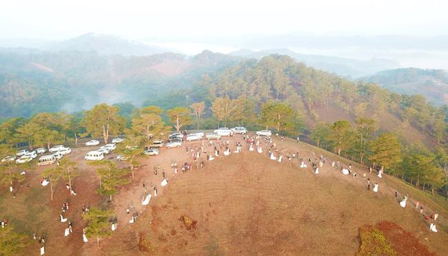 Hàng chục cặp cô dâu, chú rể kéo đến ngọn đồi hot nhất tại Đà Lạt, chen nhau từng mét vuông đất chỉ để chụp ảnh-1