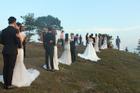 Hàng chục cặp cô dâu, chú rể kéo đến ngọn đồi hot nhất tại Đà Lạt, chen nhau từng mét vuông đất chỉ để chụp ảnh